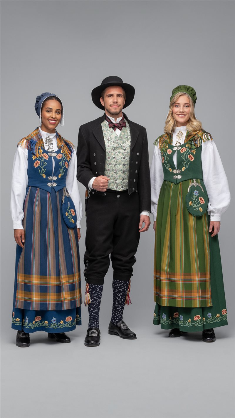 Trønder herrebunad with black vest and silver buttons